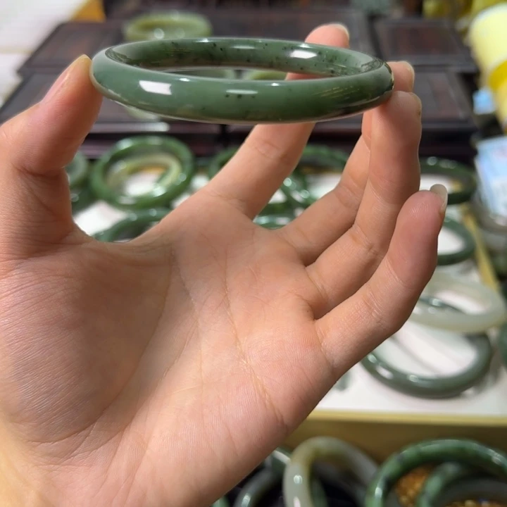 妮***0和田玉（碧玉）未镶嵌手镯