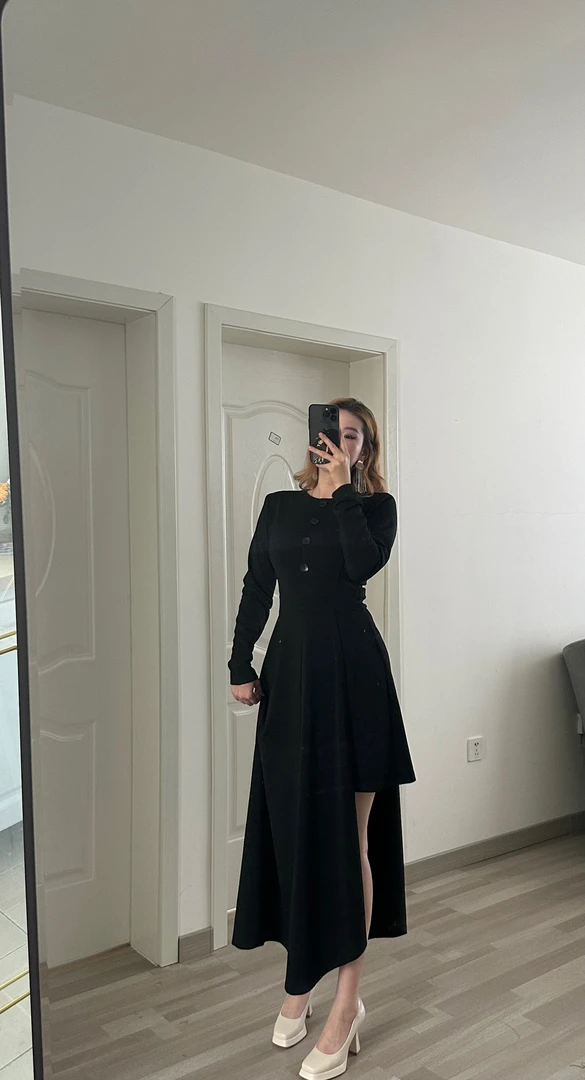 个性设计款黑色连衣裙