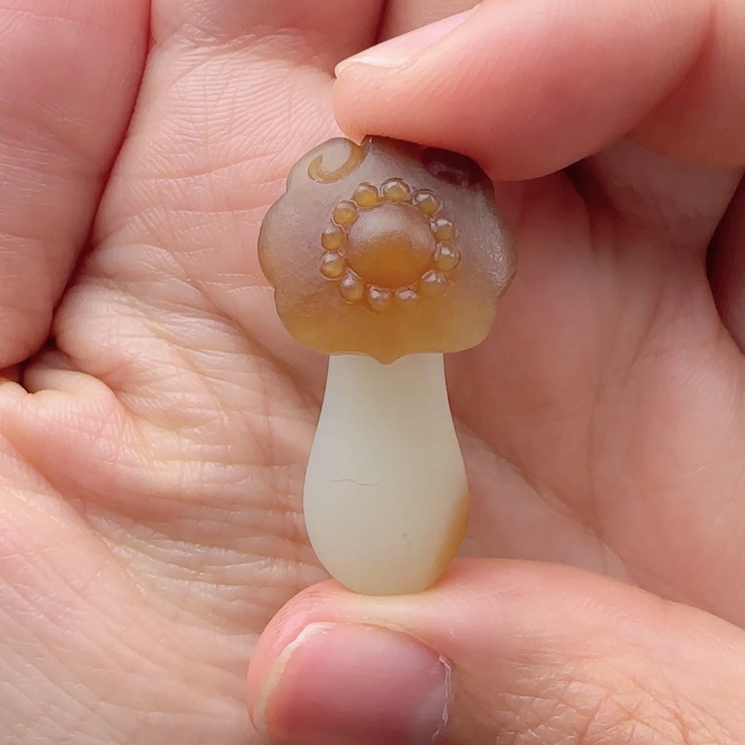 定制和田玉大****司金山俏色玉如意