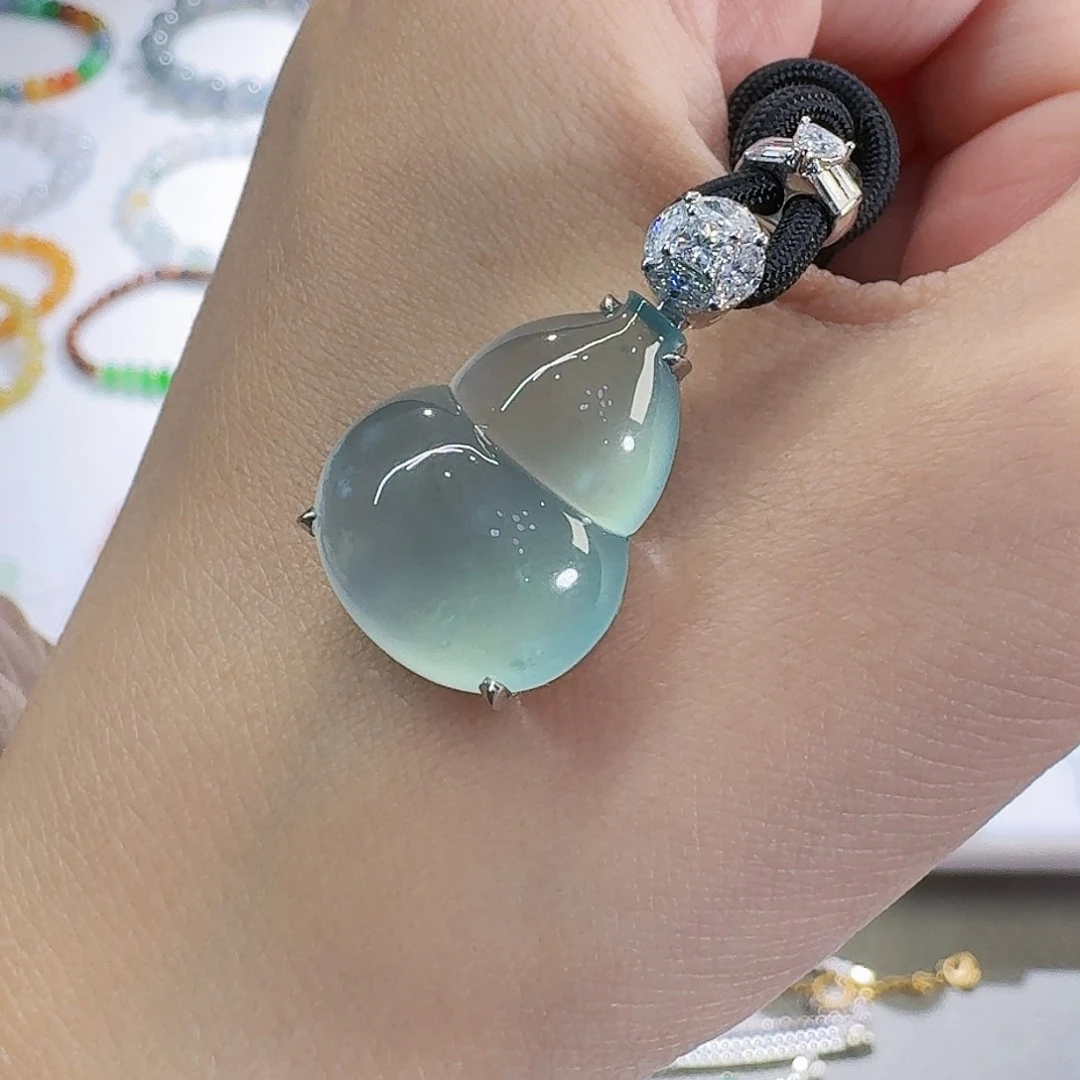 翡翠颈饰18K金镶嵌天空蓝葫芦