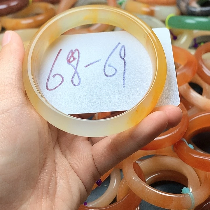 未镶嵌石英质玉（黄龙玉）手镯顺**然