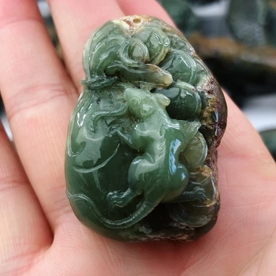 未镶嵌岫岩河磨玉（透闪石质玉）挂件