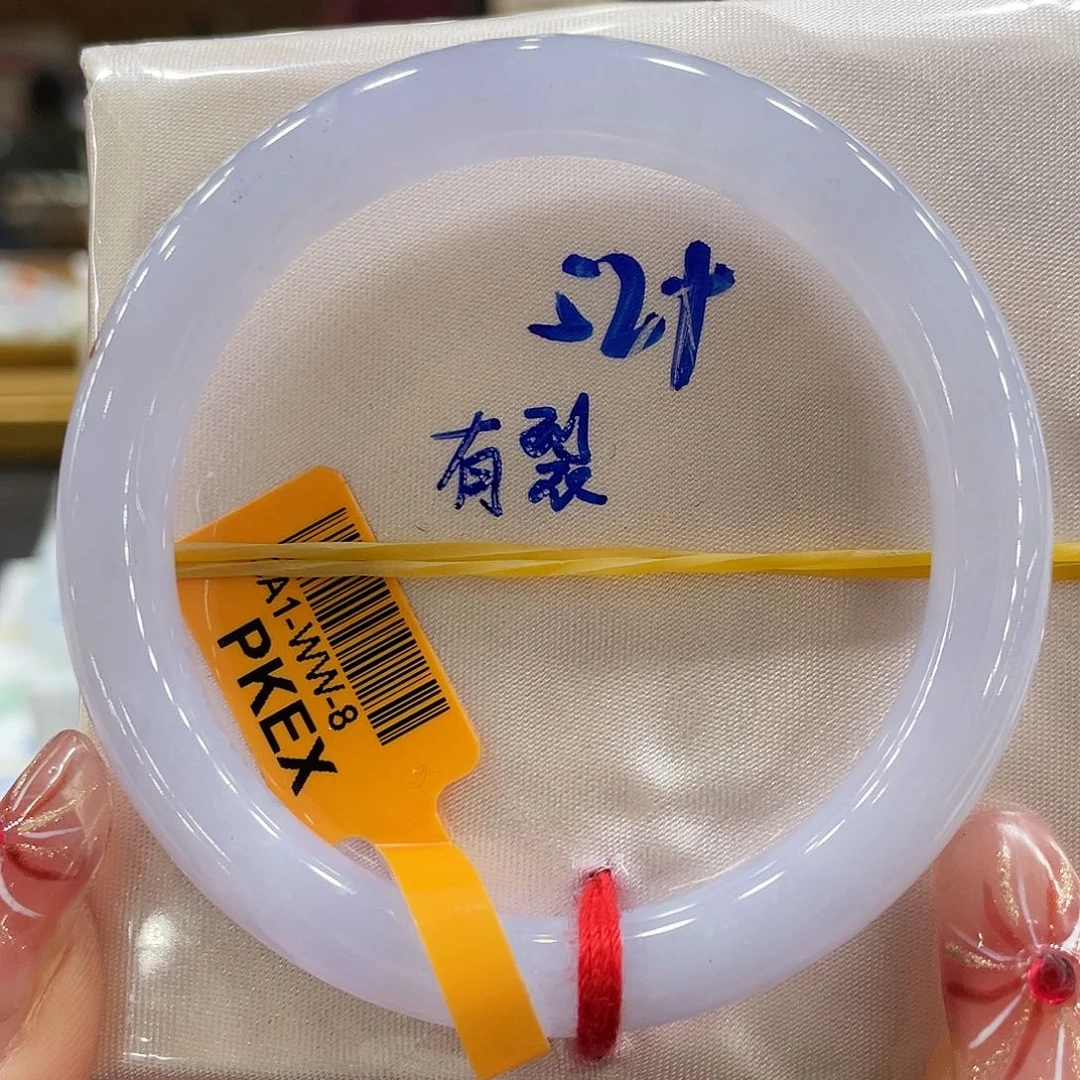 翡翠手镯未镶嵌翡翠手镯