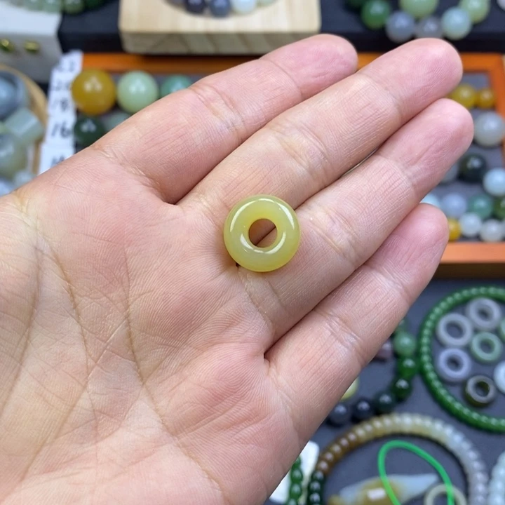 和田玉未镶嵌糖圈圈安****。