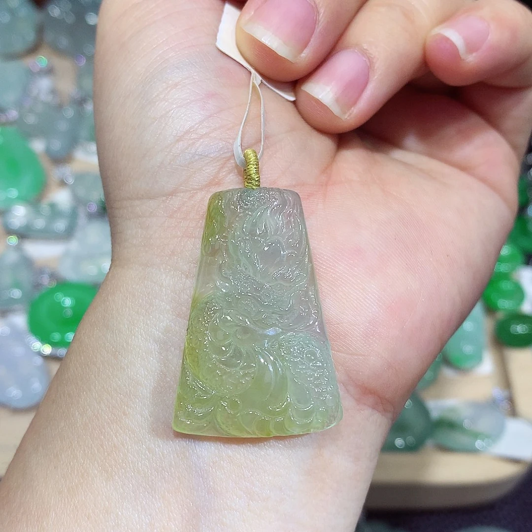 翡翠未镶嵌颈饰龙牌