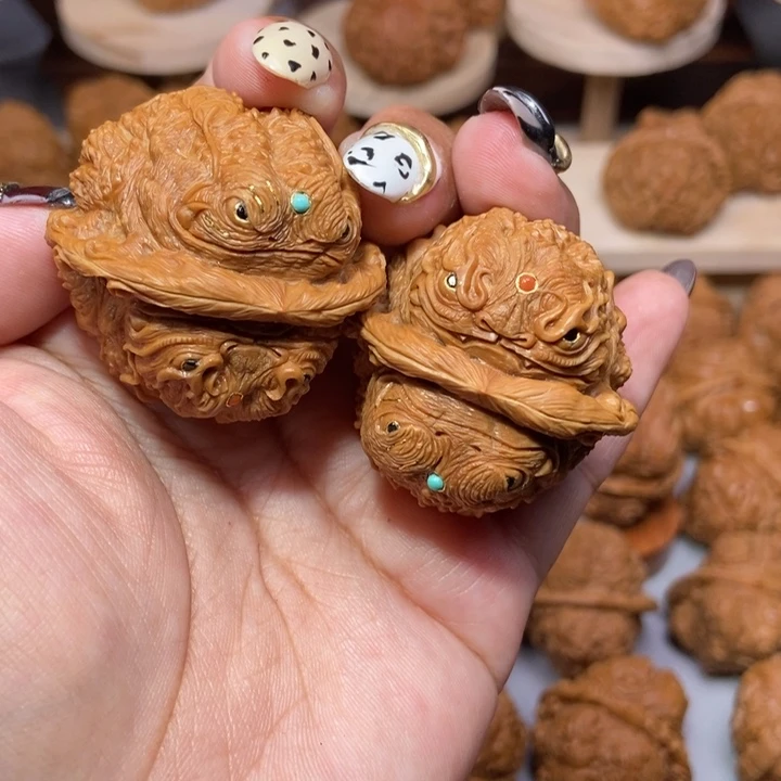 林***鹿蛤蟆头雕刻的金蟾