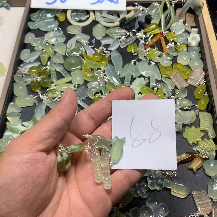 含***宝蛇纹石玉未镶嵌耳钉