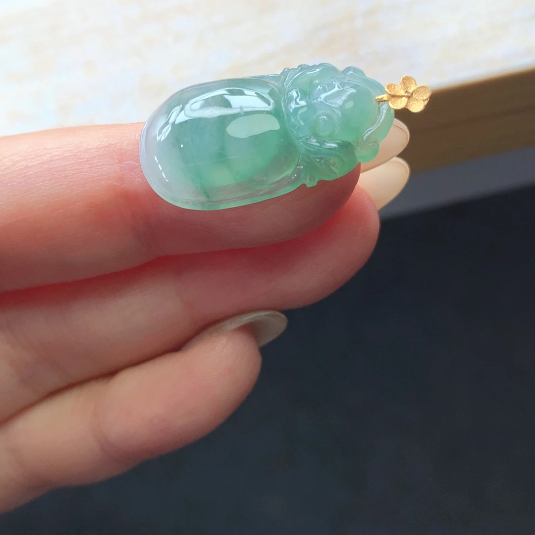 翡翠18K金镶嵌颈饰吊坠