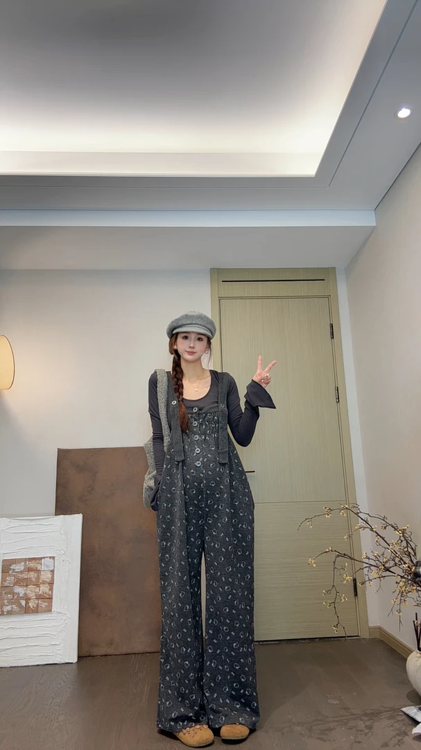 时尚孕妇春秋新款猫头背带裤宽松慵懒阔腿设计+打底上衣两件套
