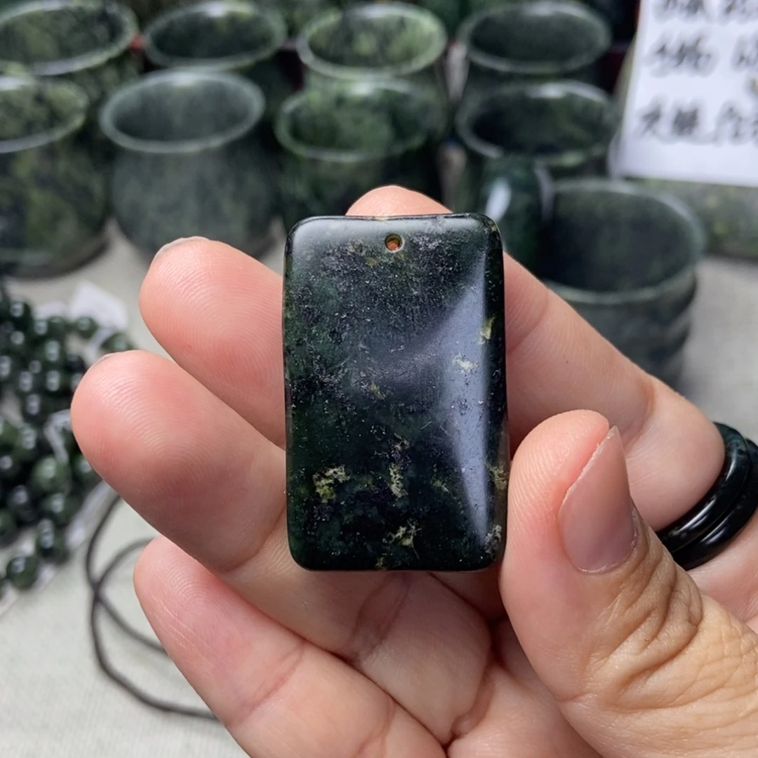 幸****蛇纹石玉未镶嵌颈饰