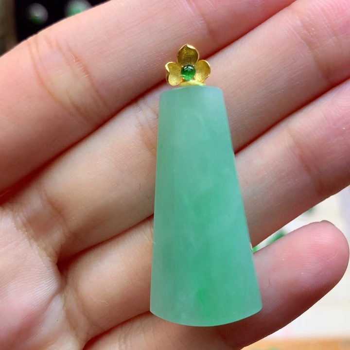 翡翠18K金镶嵌颈饰翡翠