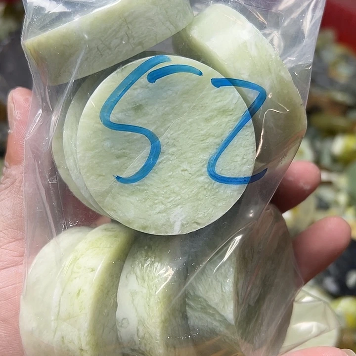 天***牛未镶嵌蛇纹石玉鱼缸石，盆景石