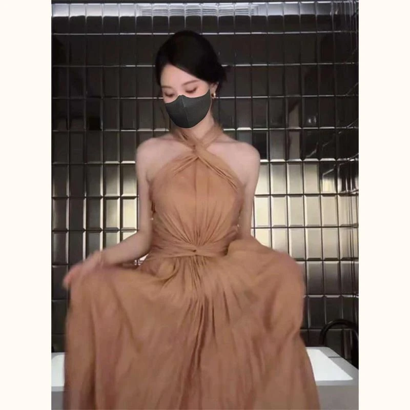 徐艺洋同款法式浅棕色雪纺露背收腰挂脖连衣裙女2025新款夏季穿搭