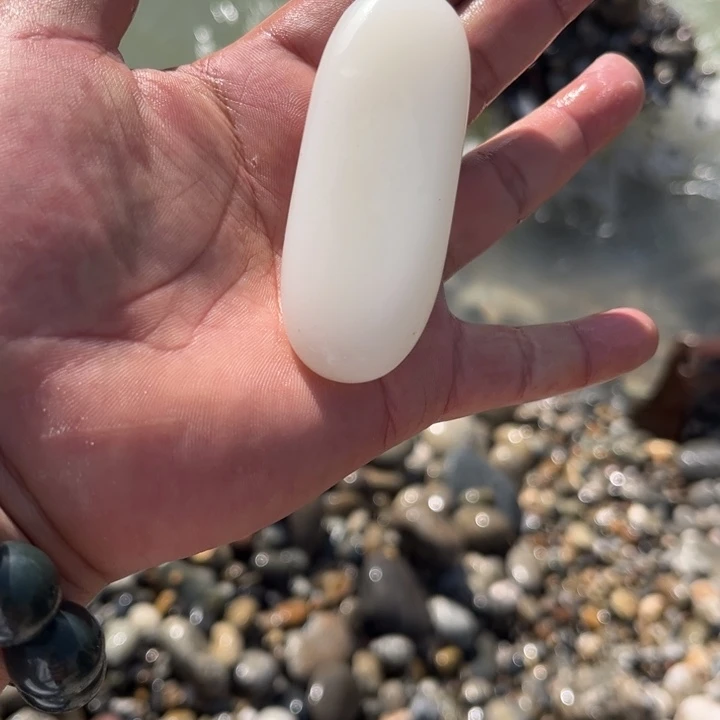 和田玉（糖玉）未镶嵌珠宝奇石