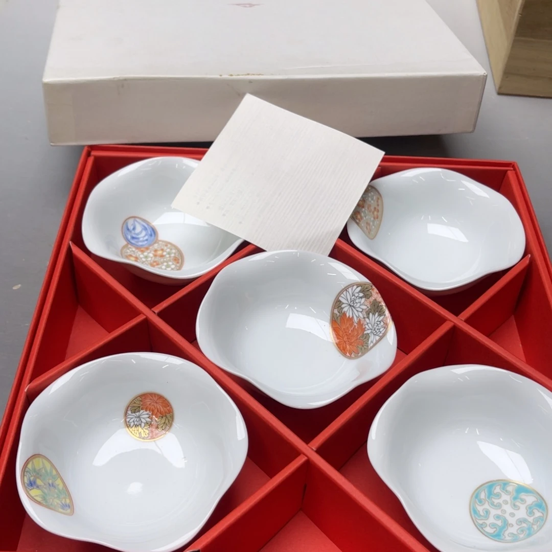 *****瓷片密密麻麻地铺满一