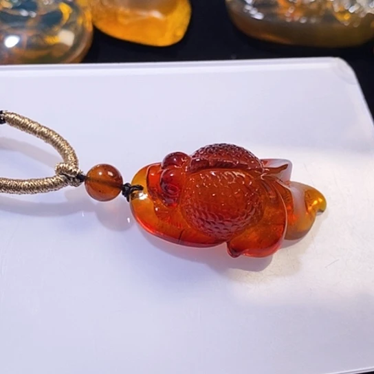 琥珀未镶嵌颈饰血珀金鱼