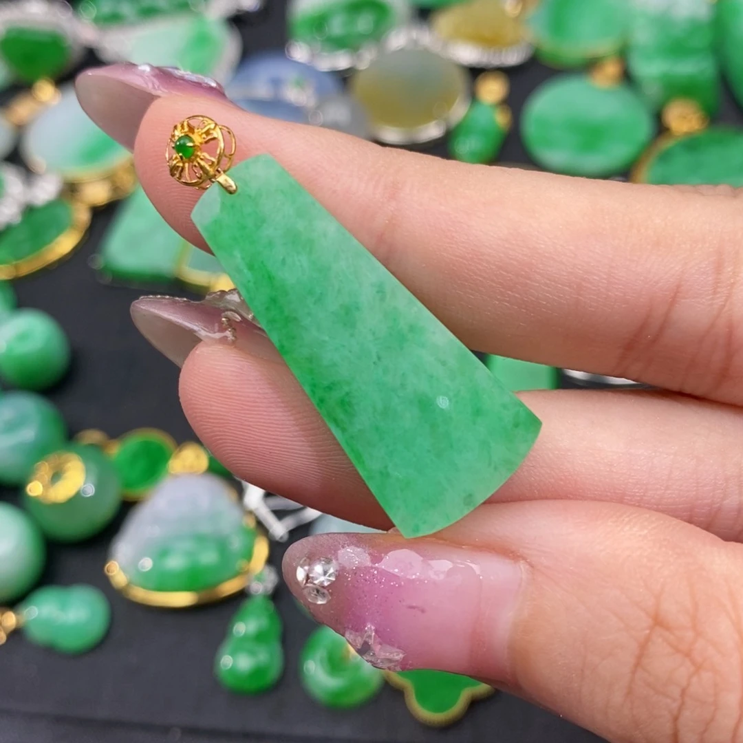 翡翠18K金镶嵌颈饰翡翠