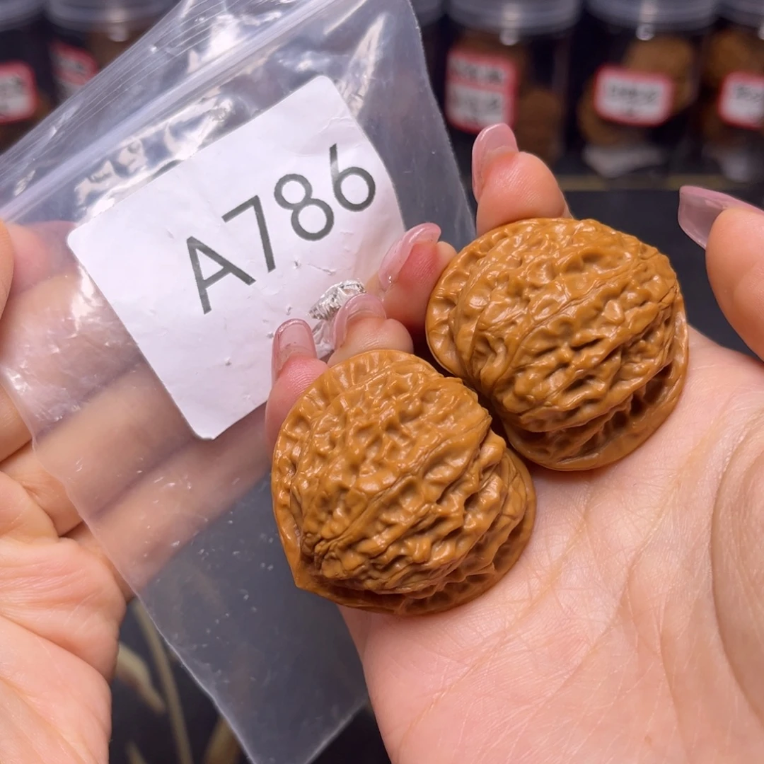 文玩核桃吊坠金牛40