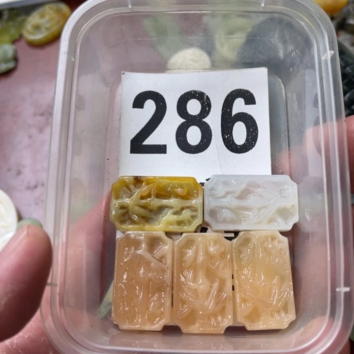 蛇纹石玉未镶嵌挂坠