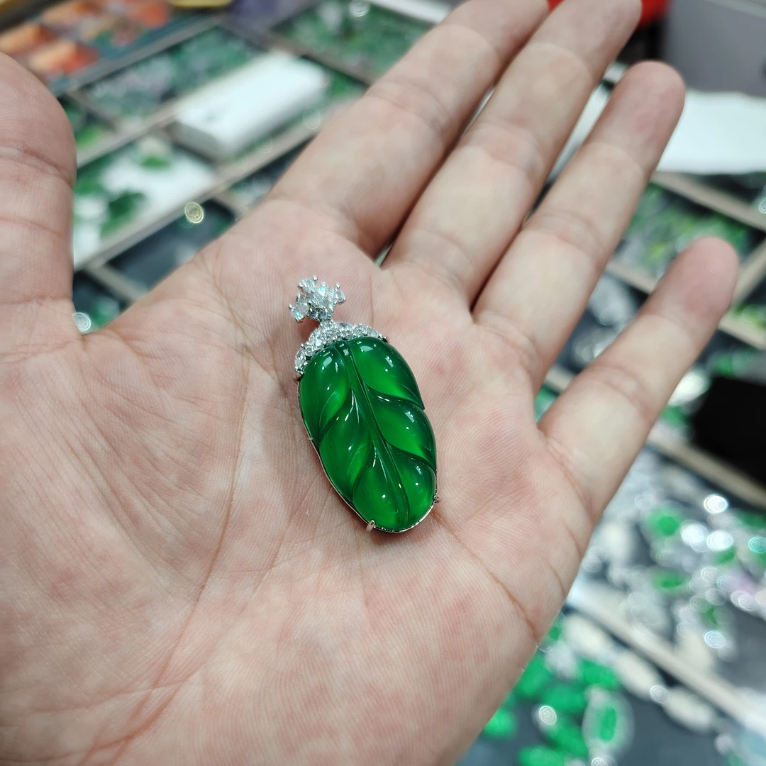正品天然玉髓满绿色金枝玉叶吊坠