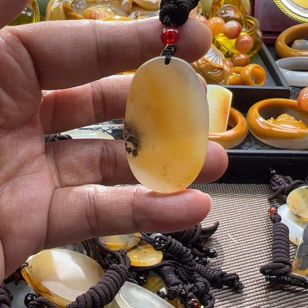 石英质玉未镶嵌颈饰