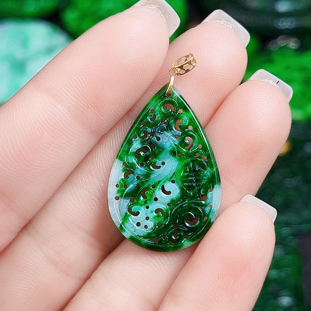 颈饰18K金镶嵌翡翠多样性