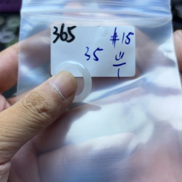 颈饰未镶嵌翡翠戒指