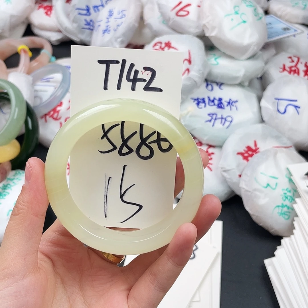 石英质玉未镶嵌手镯T142