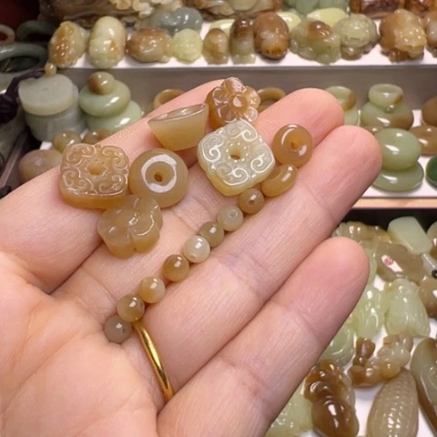 【闪购商品】颈饰未镶嵌和田玉正****?透闪石玉