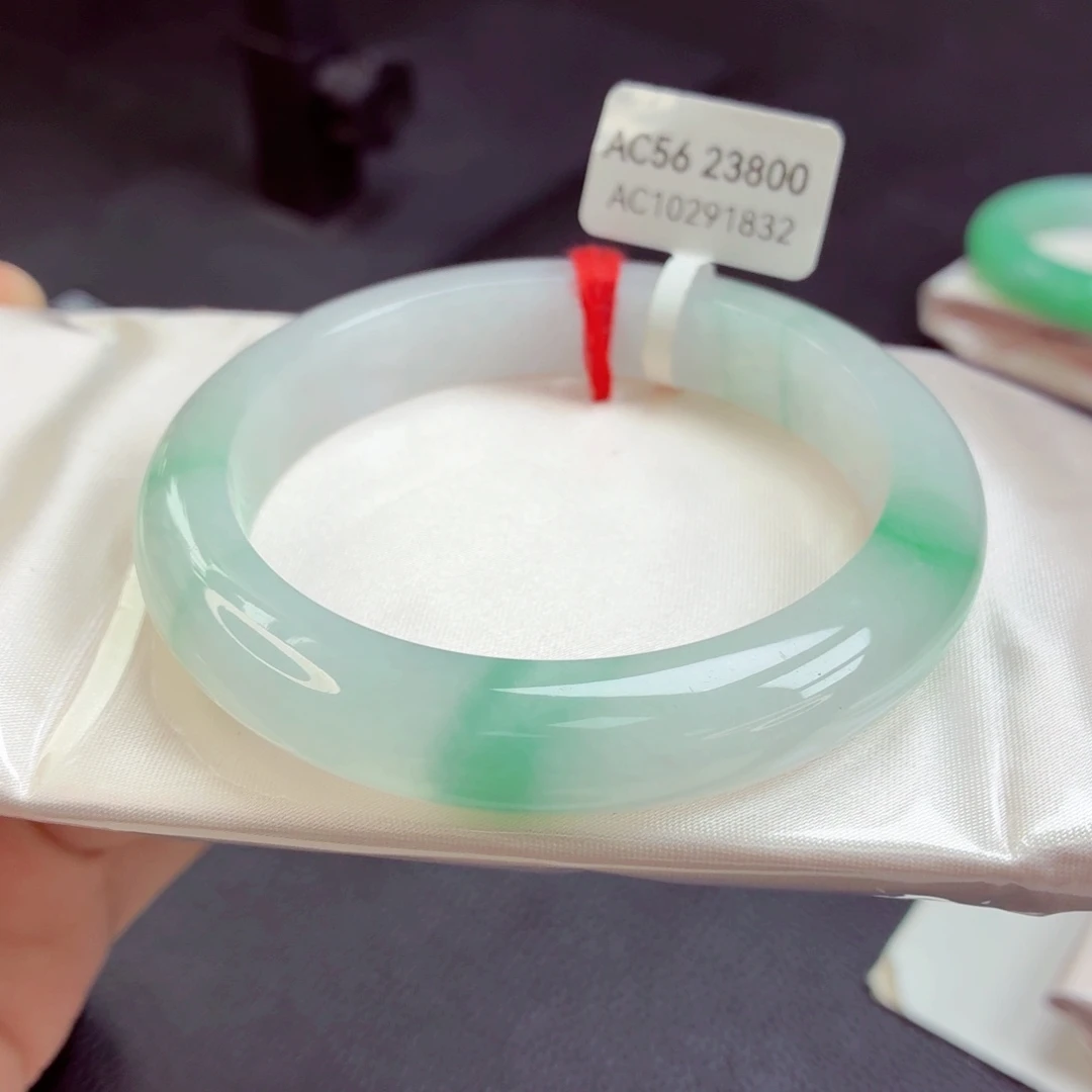 翡翠未镶嵌手镯63号白底飘绿飘蓝99