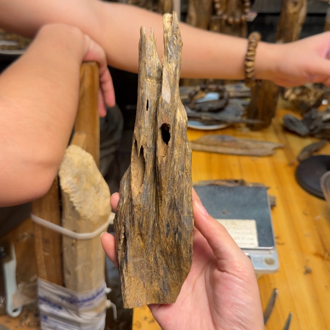 沉香沉香碎屑蓝宝石块料53克