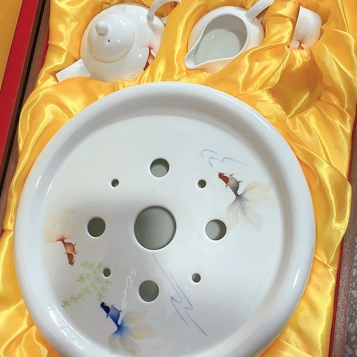 手绘精品金鱼茶具。