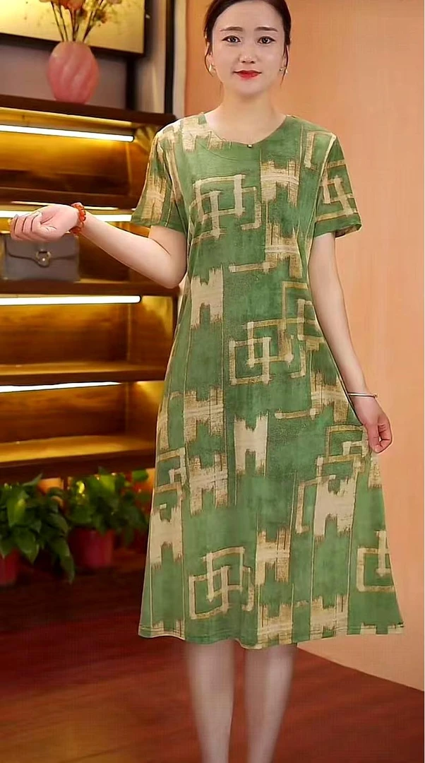 2025夏季新款时尚减龄妈妈装几何绿圆领中长款宽松高弹力连衣裙