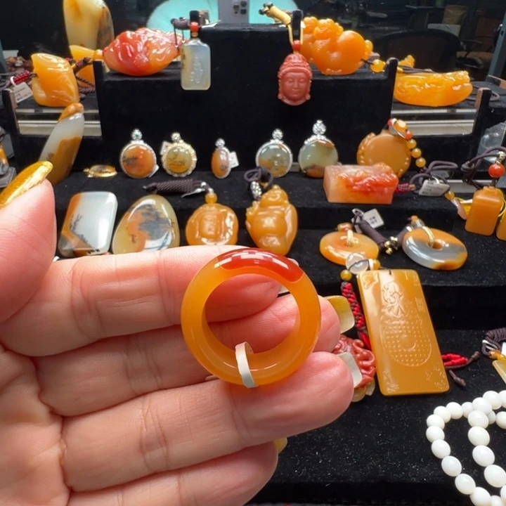 未镶嵌石英质玉（黄龙玉）颈饰