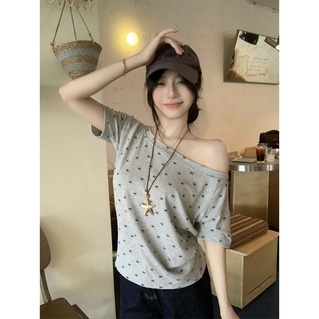 2025夏季女款设计感灰色斜肩印花短袖T恤女炸街宽松露肩薄款上衣