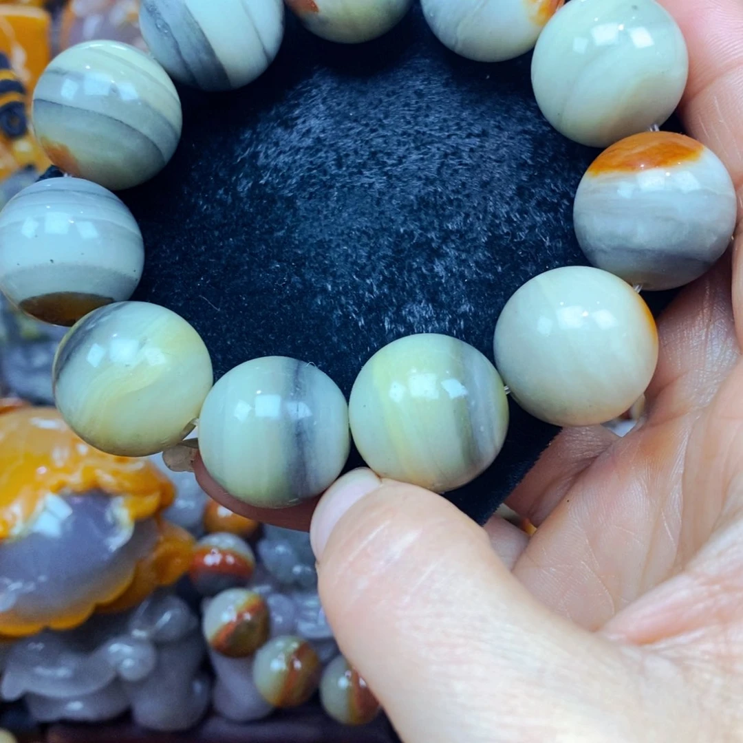 未镶嵌石英质玉（黄龙玉）颈饰