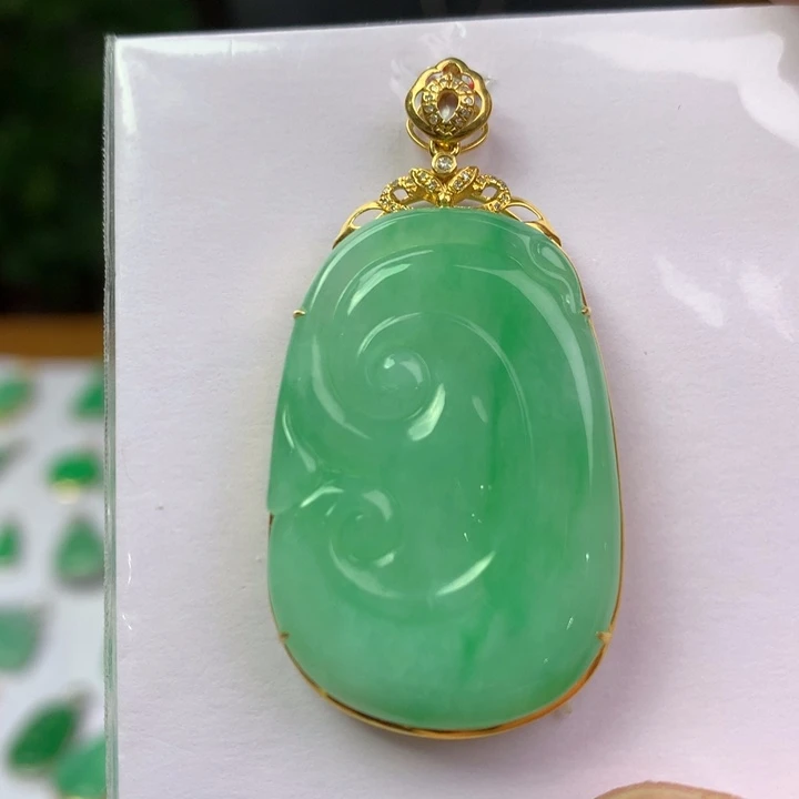 翡翠18K金镶嵌颈饰