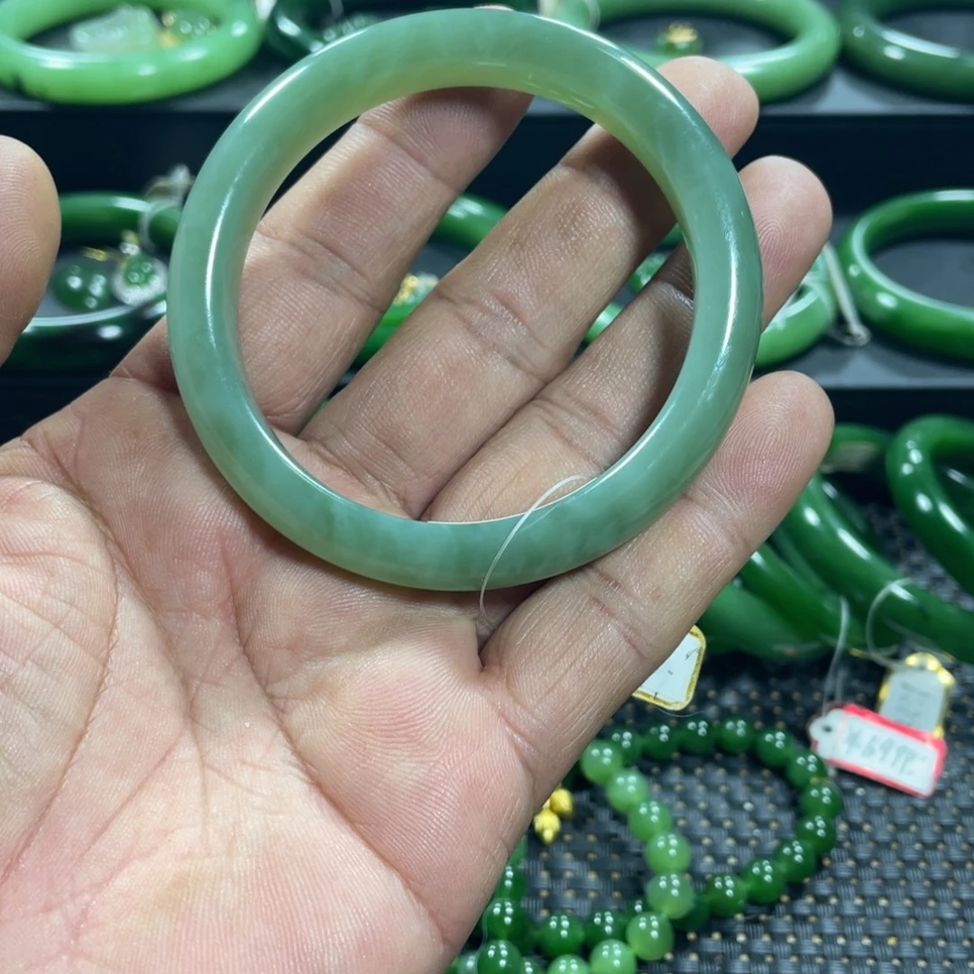 和田玉（碧玉）未镶嵌手镯