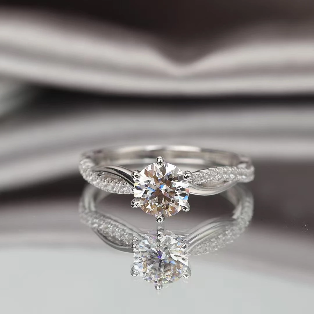 925银莫桑石戒指 依偎｜缠绕扭臂女戒百搭0.5-2克拉经典轻奢气质