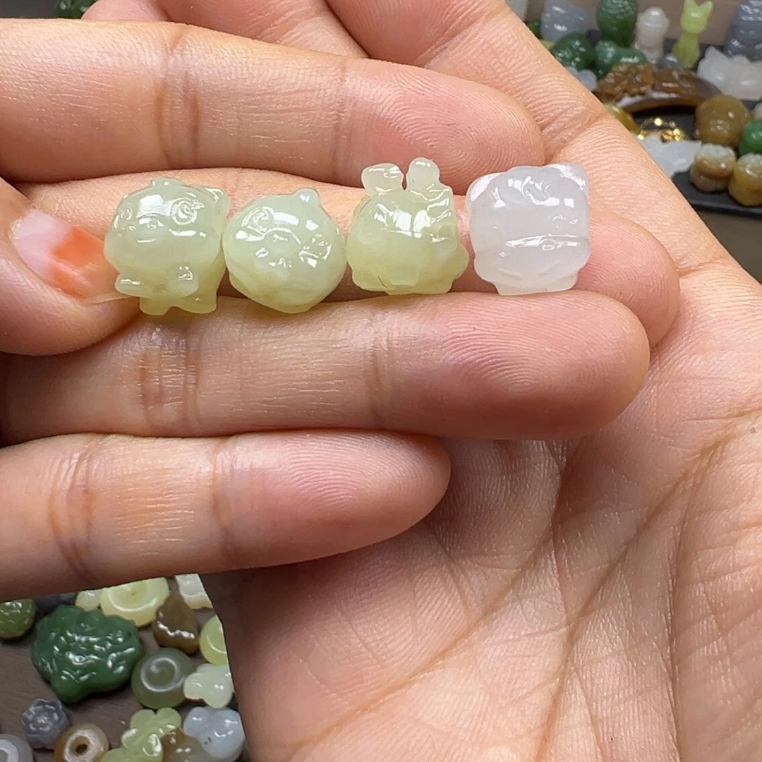 和田玉未镶嵌颈饰多样性发其一