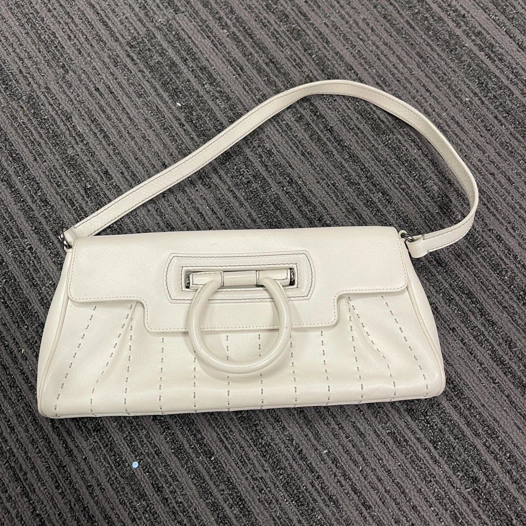 95新 FERRAGAMO/菲拉格慕 菲拉白色环腋下包/非真假不退补不换