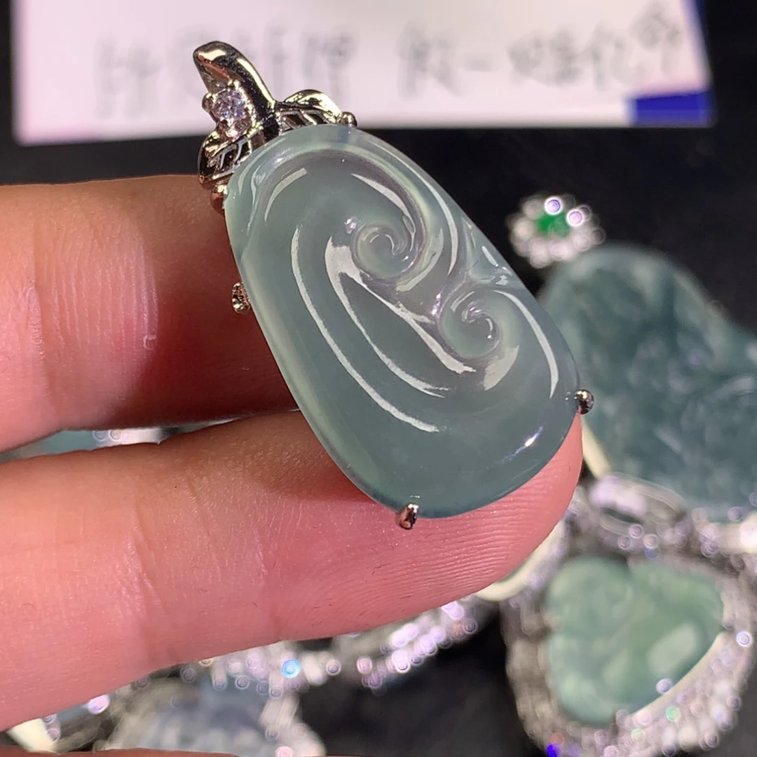 翡翠未镶嵌颈饰巳巳如意