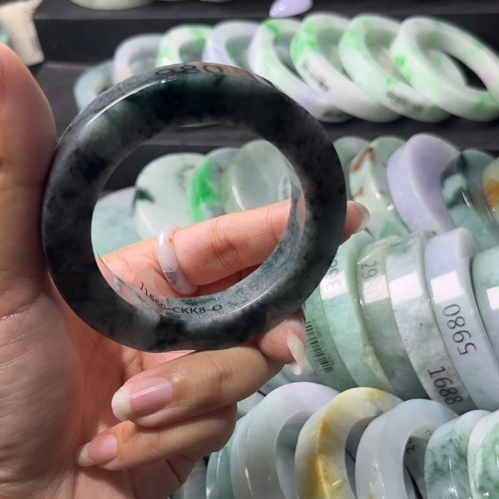 定制翡翠未镶嵌翡翠手镯