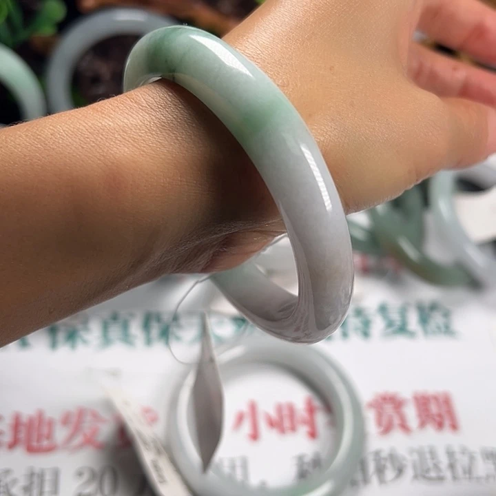 翡翠未镶嵌手镯纯天然缅甸A货翡翠白底青飘花福利镯58.5