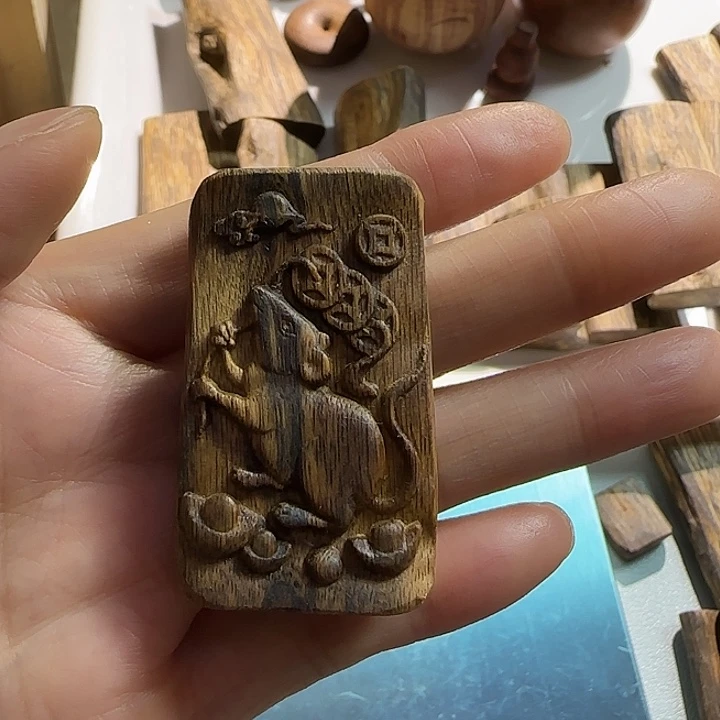 沉香碎屑沉香海南莺歌绿棋雕刻牌6.8克