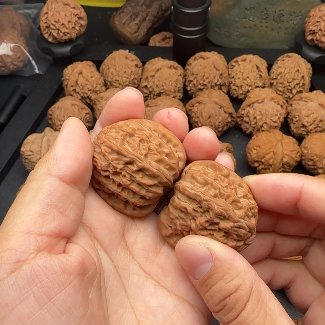 39尺黄尖白狮子文玩核桃