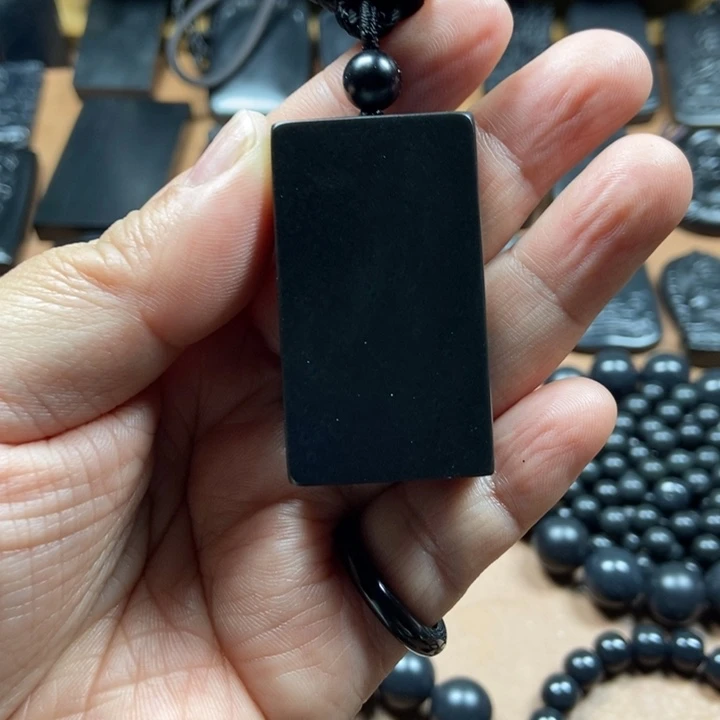 吃***虫和田玉（墨玉）未镶嵌颈饰