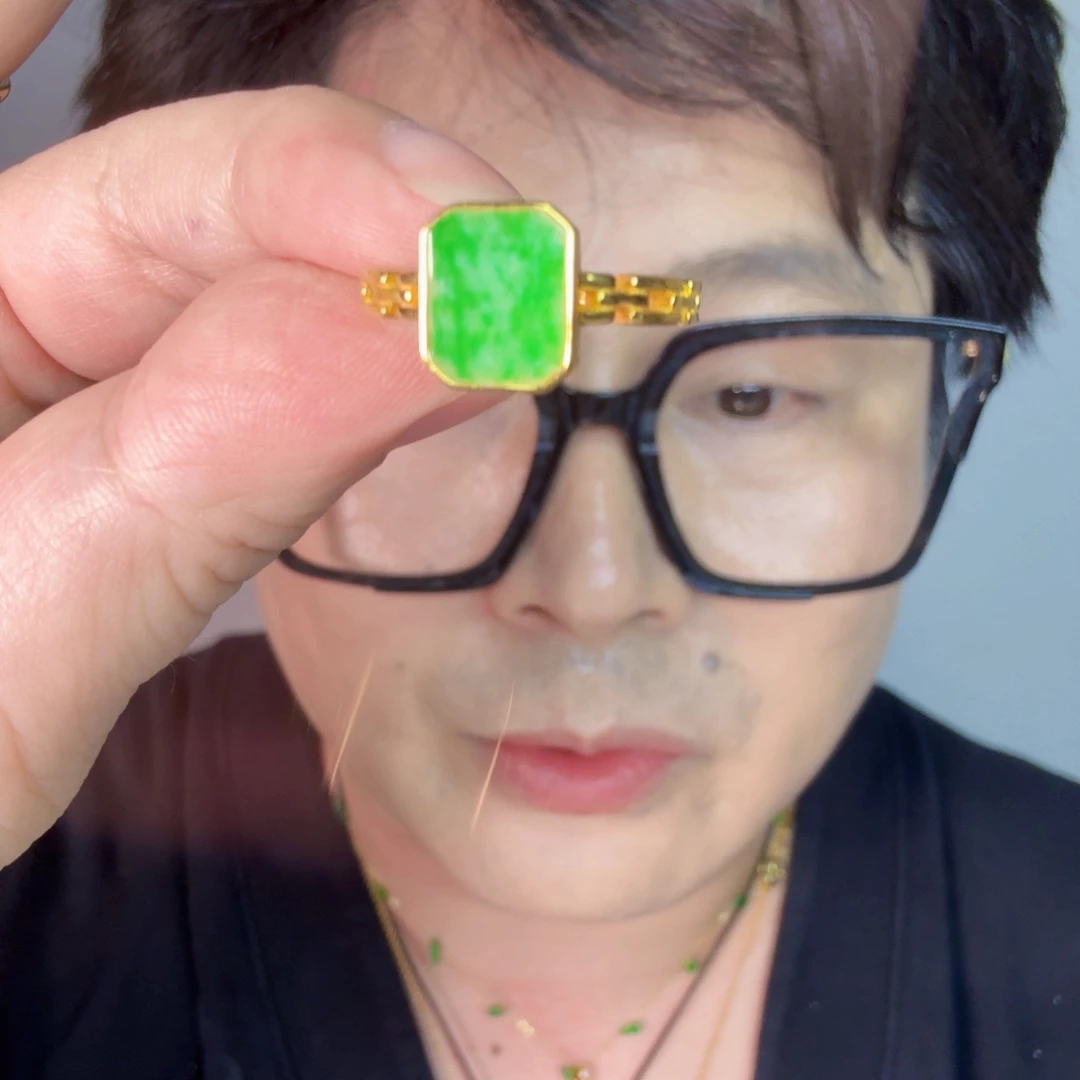 翡翠未镶嵌颈饰一件
