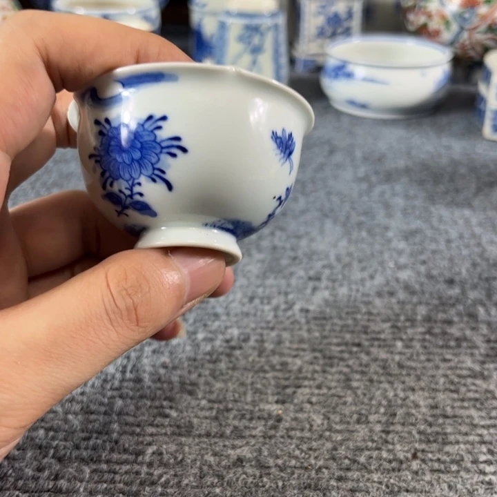 河***娃摆件一个青花的小杯子