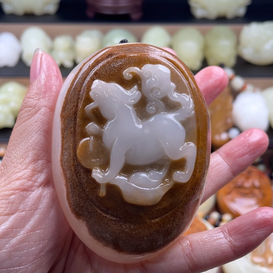 为***航石材古青石手把件